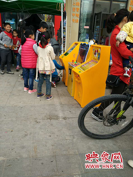 不少小朋友玩得乐此不疲
