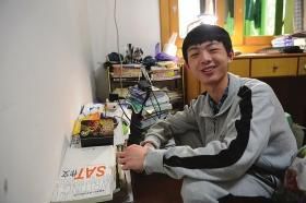 通过自学被美国大学录取的丁浩洋。图/记者陈勇