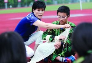 江苏南京15所高中试点军训学习急救知识（图）
