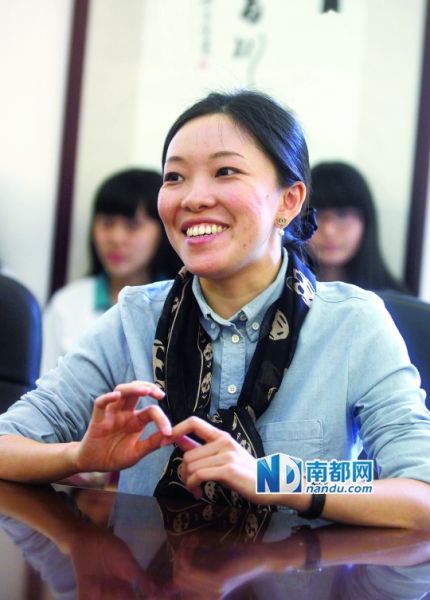 　习近平偕夫人出访拉美翻译、广外外校校友姚雯敏昨在母校接受采访。 南都记者 冯宙锋 摄 　