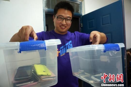 图为河南农业大学文法学院一教室，每个学生进教室后，都要将手机放进储物箱里，下课才能取回。