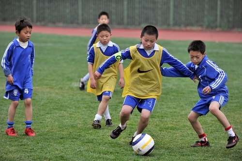 教育部：建立中小学足球联赛机制 小学每周4节体育课