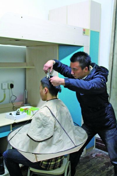 詹鑫正在寝室免费给同学理发 受访者供图