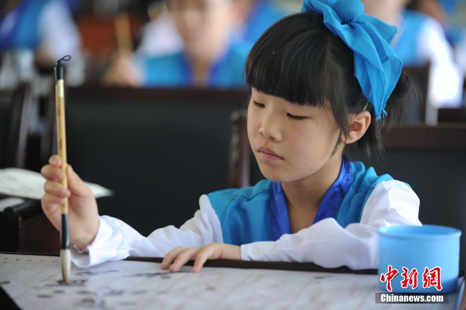 安徽小学生暑期着汉服学书法