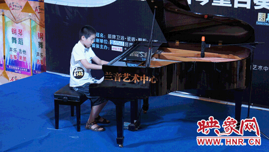 带来精彩钢琴表演的小小艺术家