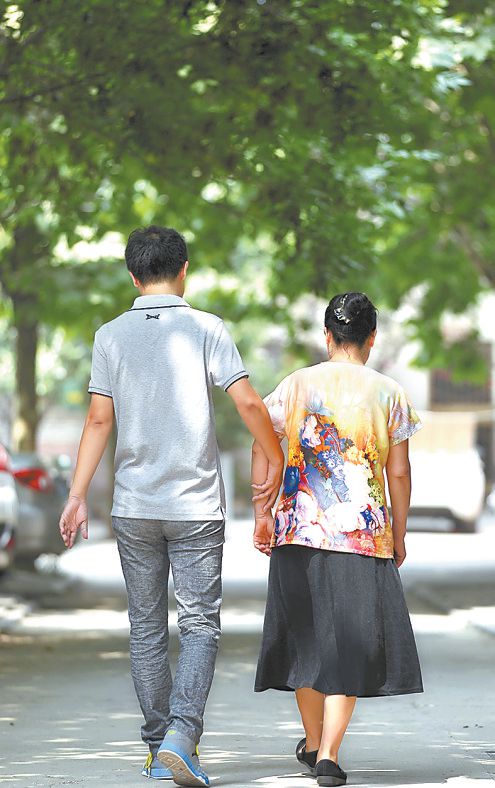 牵着妈妈的手散步,小闯心中总是充满幸福.