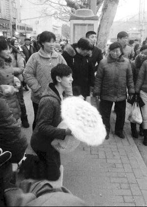 高中生为求女友原谅校门前捧花束跪搓衣板