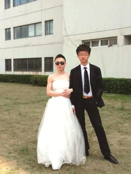 大学两男生拍婚纱照纪念朝夕相处室友