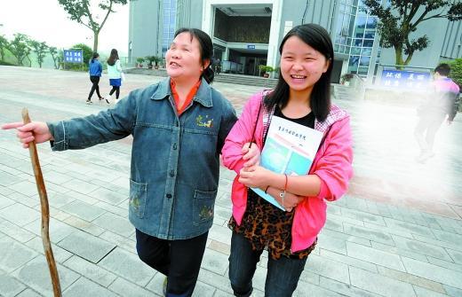 孝女带盲母上大学：有钱了给妈妈换双眼睛(图)