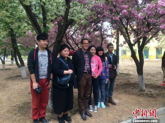 俞敏洪(微博)与学生合影。 中新网记者 燕磊 摄