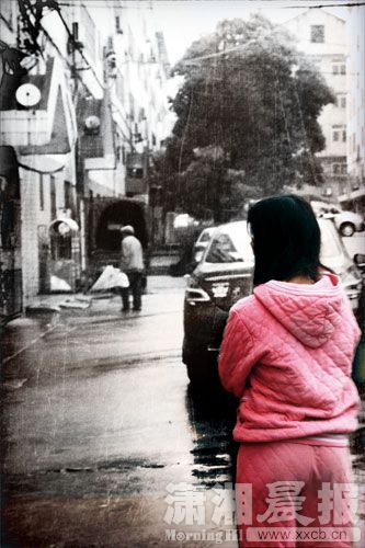 3月30日，娄底市晨晖家园小区，男婴的母亲在楼下徘徊。图|潇湘晨报实习生张翰峰