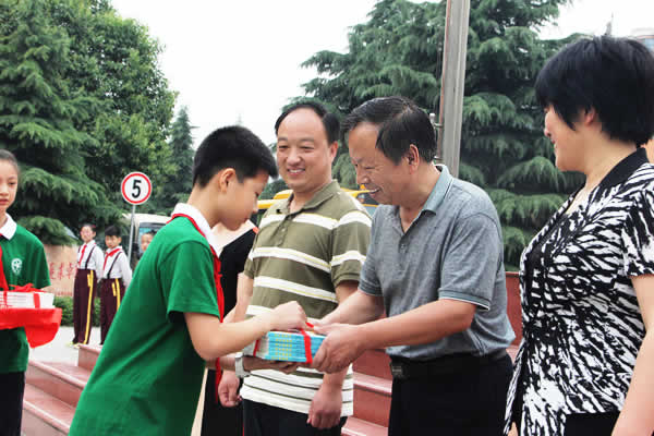 北大附中河南分校外国语小学:小作家向母校赠新书