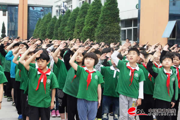 北大附中河南分校外国语小学:小作家向母校赠新书