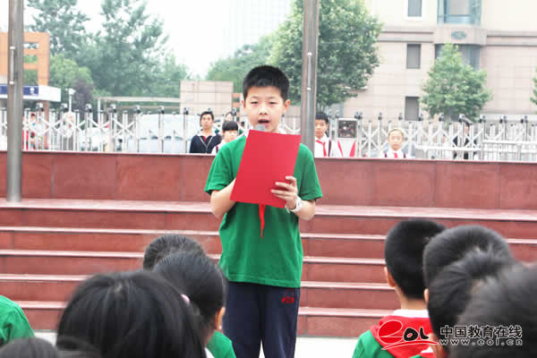 北大附中河南分校外国语小学:小作家向母校赠新书