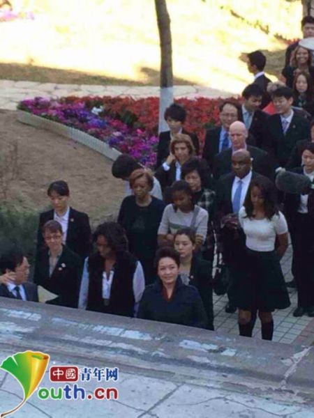奥巴马夫人米歇尔一行来到北师大二附中 图片来自中国青年网