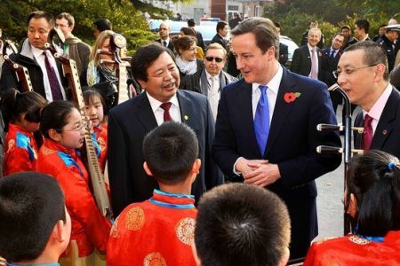 图为英国首相卡梅隆11月10日走访北京昌平区马池口中心小学