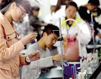 在郑州四十七中，郑州中招理化生实验操作考试现场，一名老师监考一名考生。